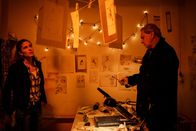SOKO München – Toni Bischoff (Amanda da Gloria, l.) und Arthur Bauer (Gerd Silberbauer, r.) sehen sich in Lenis Welt um.