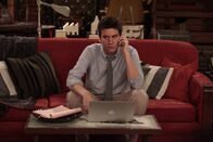 How I Met Your Mother – Während Ted (Josh Radnor) von seinem einsamen Dasein die Nase voll hat und sich dem Online-Dating zuwendet, hat Barney ein Problem mit dem Beruf seiner Freundin ...