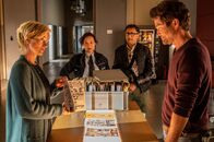 SOKO Stuttgart – Zufall oder Kalkül? Die Kriminalhauptkommissare Martina Seiffert (Astrid M. Fünderich, l.) und Jo Stoll (Peter Ketnath, r.) rätseln um den Mord an einem Comicverleger und machen einen erstaunlichen Fund, der auch Streifenpolizistin Sibylle Beyer (Bärbel Stolz, 2.v.l.) und KTU-Leiter Jan Arnaud (Mike Zaka Sommerfeldt, 2.v.r.) erstaunen lässt: Eine Szene aus einem Comic des Verlags zeigt genau den Tathergang des Mordes.