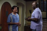 Two and a Half Men – Charlies (Charlie Sheen, l.) Nachbar Jerome (Michael Clarke Duncan, r.) fühlt sich einsam und kommt auf einen Drink vorbei.