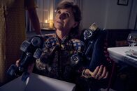 neoriginal: Like a Loser – Maries Mutter Hakke (Victoria Trauttmansdorff) kann nicht glauben, dass sie von Julian ein Paar Rollschuhe zum Geburtstag geschenkt bekommen hat – immerhin sitzt sie im Rollstuhl. Dabei hatte sich ihr schlechter Eindruck von Julian gerade erst ein wenig gebessert.