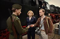 3 1/2 Stunden – Die Lokführerin Edith Salzmann (Luisa-Céline Gaffron) und der DEFA-Filmreporter Kurt Blochwitz (Vincent Redetzki, re.) bei der Grenzkontrolle.
