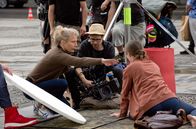Tatort – Brigitte Bertele (Regie, ganz links) mit Timon Schäppi (Kamera, Mitte) und Paula Kroh (Rolle Luise Kossen, rechts).