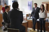 The Mentalist – v.r.) und Lisbon (Robin Tunney, r.), ermittelt in einem neuen Fall. Dabei stoßen sie auf den Juwelier Hugo Joubert (William Abadie, M.). Doch hat er wirklich etwas damit zu tun?