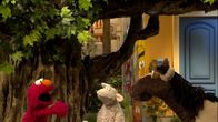 Sesamstraße – Elmo (links), Wolle (Mitte) und Pferd (rechts) überlegen, wie Elmo ins Baumhaus kommt.