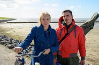 Die Küstenpiloten – Swantje (Nadine Boske) mit ihrem Bruder Sönke (Hannes Wegener), der nach Büsum zurückgekehrt ist.; ARD Degeto DIE KÜSTENPILOTEN - KLEINE SCHWESTER, GROSSER BRUDER Uhr im ERSTEN. Swantje (Nadine Boske) mit ihrem Bruder Sönke (Hannes Wegener), der nach Büsum zurückgekehrt ist.