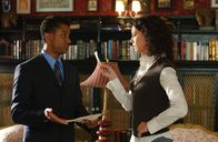 Gilmore Girls – Das Hotel bereitet Michel (Yanic Truesdale, l.) und Lorelai (Lauren Graham, r.) erhebliche Probleme. Bürgermeister Taylor legt ihnen immer wieder Steine in den Weg ...