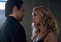 The Passage - Das Erwachen – Clark Richards (Vincent Piazza, l.); Shauna Babcock (Brianne Howey, r.)