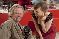 Danni Lowinski – Machen es Danni, nicht immer leicht: Kurt (Axel Siefer, l.) und Bea (Nadja Becker, r.) ...