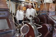 Hoagascht – Moderatorin Christina Ömmer in der Mühle,aufgenommen während ServusTV´s Hoagascht „Älter als die Oma – der Sauerteig vom Hochfellnhaus“ in der Kunstmühle Haslach, Traunstein, Bayern, Deutschland, am 03.06.2025