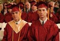 Malcolm mittendrin – Haben ihren Abschluss geschafft: Malcolm (Frankie Muniz, l.) und Reese (Justin Berfield, r.) ...