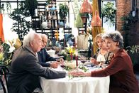 Rote Rosen – ARD ROTE ROSEN FOLGE 1702 Uhr im ERSTEN. Inge (Peggy Lukac, r.) ist schockiert, als Udo (Klaus Mikoleit, l.) vor Hannes (Claus Dieter Clausnitzer, 2.v.l.) und Erika (Madeleine Lierck-Wien, 2.v.r.) verkündet, in Ruhestand gehen zu wollen.