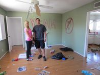 Die Super-Makler - Top oder Flop? – Christina (l.) und Tarek EL Moussa (r.) sind schockiert, über den Anblick ihres gerade ersteigerten Hauses ...
