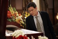 Two and a Half Men – Charlie (Charlie Sheen) nimmt Abschied von Harry und hofft dabei, eine Frau auf der Beerdigung aufreißen zu können ...