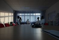 P.M. Wissen – Eine möglichst realitätsnahe Simulation: wie in einer Konferenz sitzen mehrere Dummies in einem geschlossenen Raum. Die Dummies sind temperiert, um die Luftzirkulation, die durch Körperwärme entsteht, zu berücksichtigen. Auf Höhe des Mundes stoßen die Dummies Aerosole aus – wie schnell verbreiten sie sich in welcher Konzentration im Raum?