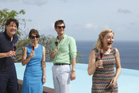 Death in Paradise – Roger Sadler (Tim Dutton, l.), Sasha Moore (Helen Baxendale, 2.v.l.), James Moore (Mark Bazeley, 2.v.r.) und Angela Birkett (Sophie Thompson, r.).