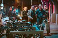 Red Light – Ingmar Leka (Geert Van Rampelberg, 2.v.r.) und seine Freundin Sylvia Steenhuyzen werden von der Polizei festgenommen.