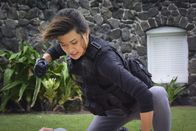 Hawaii Five-0 – Um einem Menschhändler, der minderjährige Mädchen um den Finger wickelt und dann zur Prostitution zwingt, hinter Gitter zu bringen, gibt Kono (Grace Park) alles ...
