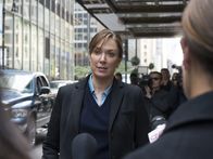 Homeland – Die angehende Präsidentin Elizabeth Keane (Elizabeth Marvel) ist derweil immer frustrierter, dass sie handlungsunfähig ist, und versucht alles, um dies ändern ...