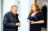 Hubert ohne Staller – Girwidz (Michael Brandner, l.) spricht mit Regina Blümel (Petra Berndt, r.), der Frau des Toten.