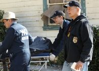 Navy CIS – Bei den Ermittlungen: Gibbs (Mark Harmon, r.), Ducky (David McCallum, l.) und Jimmy (Brian Dietzen, M.) ...