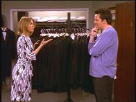 Friends – Chandler (Matthew Perry, r.) braucht einen Smoking für seine Hochzeit. Rachel (Jennifer Aniston, l.) hilft ihm bei seiner Auswahl ...