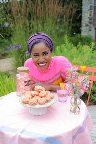 Nadiyas Backwelt – Nadiya Hussain mit Rharbarber-Küssen.