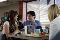 Scrubs - Die Anfänger – Obwohl Elliott (Sarah Chalke, r.) ihn gewarnt hat, ist J.D. (Zach Braff, M.) Feuer und Flamme von Julie (Mandy Moore, l.) ...
