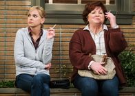 Mom – Christy (Anna Faris, l.); Chelsea (Stephanie McVay, r.)
