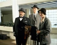 Agatha Christie's Poirot – v.l.n.r. Poirot (David Suchet), Captain Hastings (Hugh Fraser) und Miss Lemon (Pauline Moran)