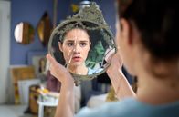 Sturm der Liebe – Denise (Helen Barke) stellt fest, dass der Spiegel seine Magie verloren hat.