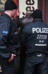 Rockerkrieg – Elf angeklagten Rockern wird vorgeworfen, an dem Mord an einem 26-jährigen Mann in einem Berliner Wettbüro beteiligt gewesen zu sein.