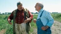 Löwenzahn Classics – Auf der Suche nach der Geruchsbelästigung hat Peter Lustigs (Peter Lustig, r.) Nachbar Paschulke (Helmut Krauss, l.) eine volle Ladung Gülle getroffen.