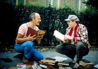 Löwenzahn Classics – Peter Lustig (l.) sucht in vielen Büchern eine schöne Geschichte.