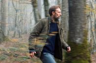 Das Seil – Ulrik (Jakob Cedergren) folgt dem Seil im Wald und glaubt, das Ende sehen zu können.