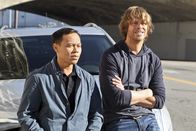 Navy CIS: L.A. – Als Sam bei dem Versuch, einen CIA-Spion in Gewahrsam zu nehmen, angeschossen wird, nimmt das Team um Deeks (Eric Christian Olsen, r.) die Hilfe von Jemadar Thapa (Ernie Reyes jr., l.), einem nepalesischen Elitesoldaten, in Anspruch. Dieser soll zusammen mit ihnen den Schützen ausfindig machen ...
