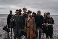 Sløborn – Freija (Karla Nina Diedrich, M) flüchtet mit den Jugendlichen (Aaron Hilmer, Safinaz Sattar, Sylvain Mabe, Noemi Nicolaisen, Antonie Lawrenz, Zoran Pingel, Luna Mohmand, Cassian-Bent Wegner) durchs Watt.