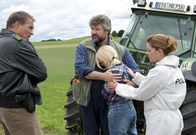 Hubert und Staller – Franzi Hartmann (Birte Hanusrichter, 2. von rechts) hat die Tote gefunden. Toni Hartmann (Dieter Fischer, 2. von links) und Dr. Anja Licht (Karin Thaler) beruhigen sie, bevor Hubert (Christian Tramitz, links) sie befragen kann.