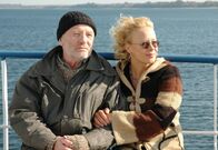 Die Diebin und der General – Jessie Fischer (Katja Riemann) hat Walter Voss (Jürgen Hentsch), genannt "der General", aus dem Seniorenheim entführt, um ihm seinen sehnlichsten Wunsch zu erfüllen.