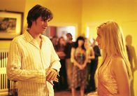 Mädchen Nr. 1 – Als Thomas (Max von Thun, l.) von Denise (Julia Dietze, r.) zu ihrer Geburtstagsparty eingeladen wird, hofft er, seiner Traumfrau endlich näher kommen zu können. Doch es kommt ganz anders ...