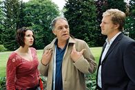 Mit Herz und Handschellen – Der Mordversuch galt eigentlich Ingo Bohn (Christian Kohlund, M.), dem Hauptdarsteller der Serie "Alpenklinik". Er bekommt seit mehreren Wochen Drohbriefe, die er bislang aber nicht ernst genommen hat. Leo (Henning Baum, r.) und Nina (Elena Uhlig, l.) wollen mehr über das Leben des berühmten Schauspielers wissen - und sind überrascht, was da alles zutage kommt ...