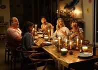 The Last Man on Earth – Haben immer noch Angst, dass Pat zurückkommt, um sie zu töten: (v.l.n.r.) Todd (Mel Rodriguez), Gail (Mary Steenburgen), Lewis (Kenneth Choi), Melissa (January Jones) und Carol (Kristen Schaal) ...