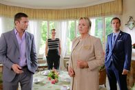 Die Rosenheim-Cops – v.l.) und Markus Achleitner (Florian Stadler, r.) geben sich zwar gegenseitig ein Alibi, doch Kommissar Hansen (Igor Jeftic, l.) ist skeptisch.