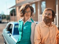 Sketch History - Neues von gestern – Paul Allen (Carsten Strauch, r.) ist glücklich. Mit der Hilfe der Mutter von Bill Gates (Judith Richter, l.) gelingt es ihm, die Zukunft der digitalen Welt zu entwickeln. Aber welche Risiken hat die schöne neue Welt?