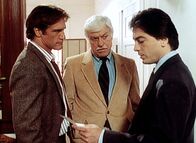 Diagnose: Mord – Dr. Sloan (Dick Van Dyke, M.) und Jack Stewart (Scott Baio, r.) versuchen, Steve (Barry Van Dyke, l.) aus der Patsche zu helfen.