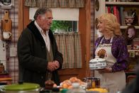 The Goldbergs – L-R: Ben 'Pop-Pop' Goldberg (udd Hirsch) and Beverly Goldberg (Wendi McLendon-Covey)