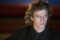 Star Wars: Die Rache der Sith – Der machthungrige Anakin Skywalker (Hayden Christensen) sieht sich vom Jedi-Rat hintergangen. Seine maßlose Wut treibt ihn immer mehr zur dunklen Seite der Macht ...