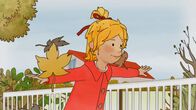 Meine Freundin Conni – Conni spielt mit BlĂ¤ttern, die der Herbstwind durch die Luft wirbelt.Â