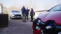 WeltWeit – Korrespondent Andreas Jölli trifft ein Paar, das von einer stromfressenden Heizung im E-Auto erzählt, die im Winter Komfort und Reichweite stark einschränkt