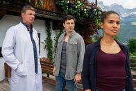 Der Bergdoktor – Dr. Martin Gruber (Hans Sigl, l.) ist stutzig. Was verheimlicht Sebastian Rutloff (Jaime Ferkic, M.) seiner unter Amnesie leidenden Freundin Alina Wagner (Cynthia Micas, r.) und ihm?